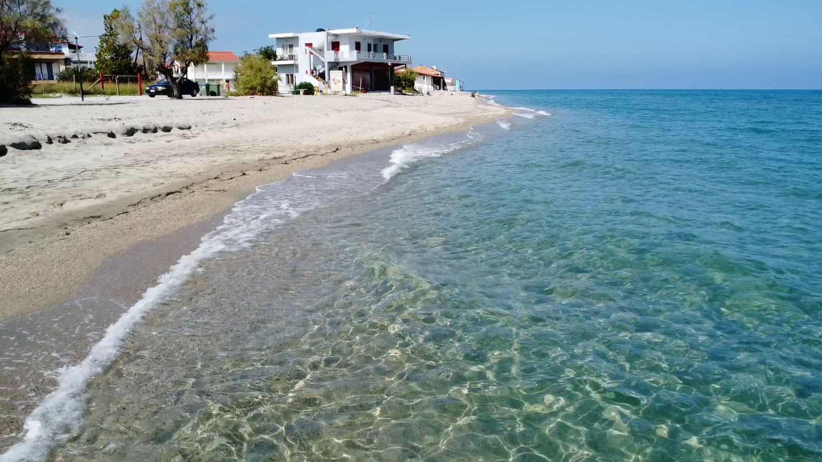 Προβατίδης μεσιτικά Νέα Μεσάγκαλα παραθελάσσιο αγροτεμάχιο- θάλασσα με περαλία και σπίτη στο βάθος