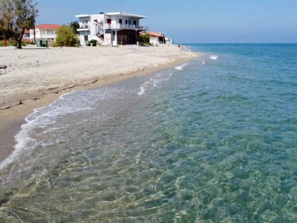 Προβατίδης μεσιτικά Νέα Μεσάγκαλα παραθελάσσιο αγροτεμάχιο-κρυστάλλινα νερά και σπίτη στο βάθος