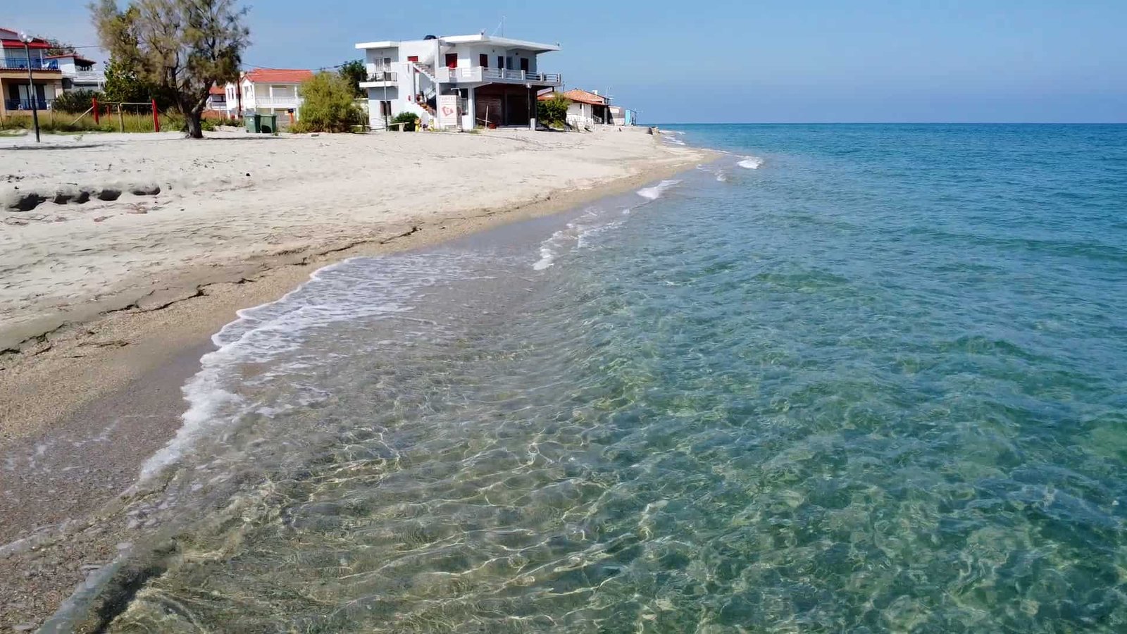 Προβατίδης μεσιτικά Νέα Μεσάγκαλα παραθελάσσιο αγροτεμάχιο-κρυστάλλινα νερά και σπίτη στο βάθος