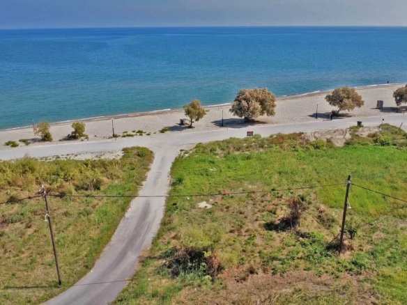 Προβατίδης μεσιτικά Νέα Μεσάγκαλα παραθελάσσιο αγροτεμάχιο-θέα από ψιλά στο αγροτεμάχιο και την παραλία με δρόμο στο πλάι