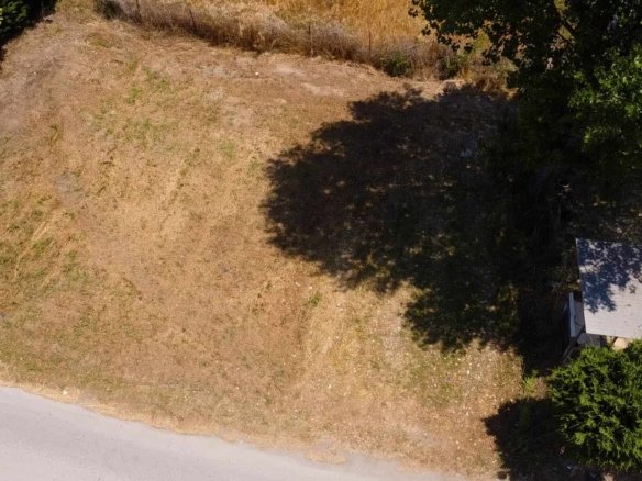 Provatidis μεσιτικά Καστρί Λουτρό πρόσοψη ακινήτου από ψιλά με όρια