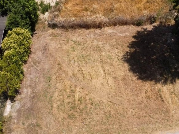 Provatidis μεσιτικά Καστρί Λουτρό πρόσοψη ακινήτου από ψιλά με όρια στο χοματόδρομο