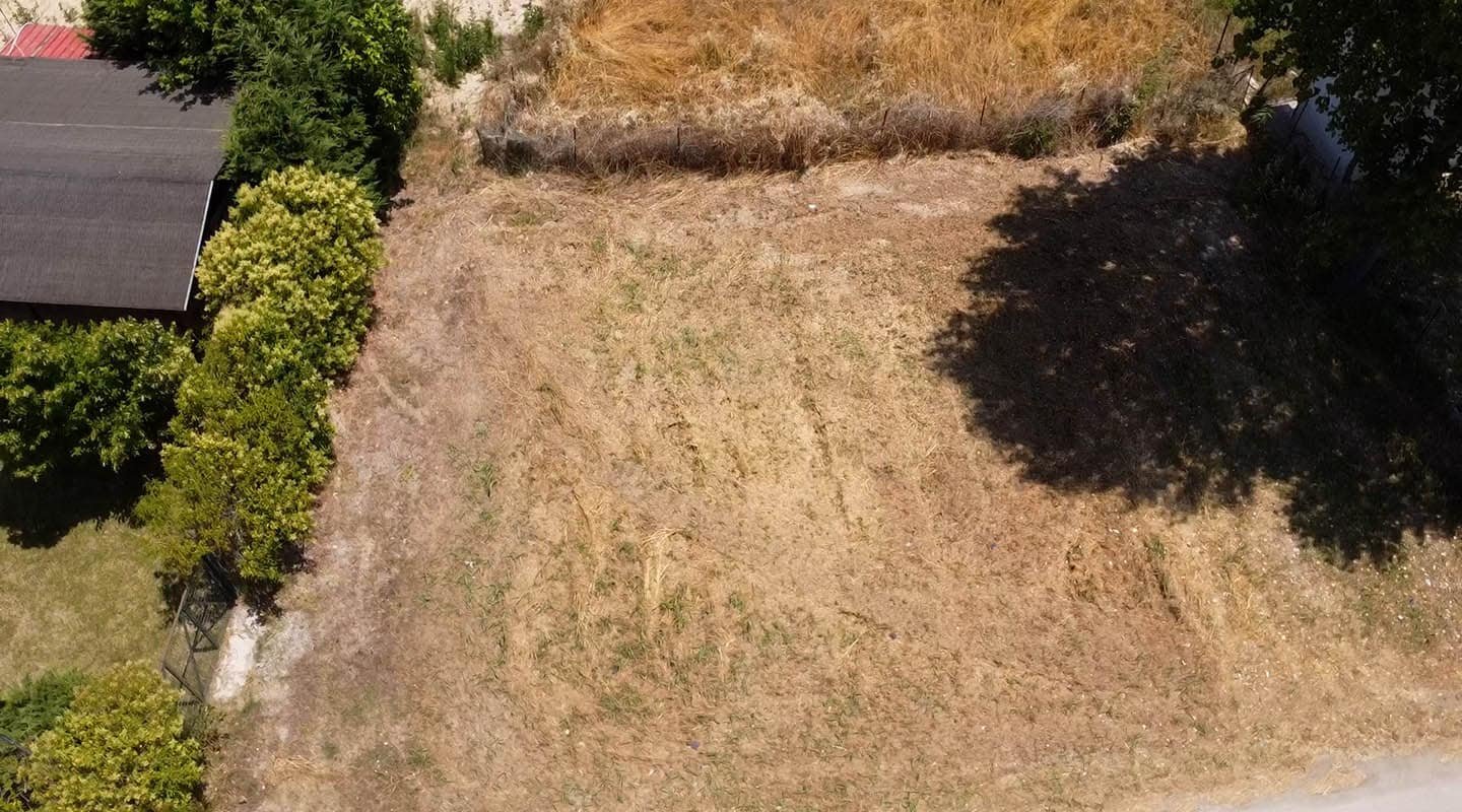 Provatidis μεσιτικά Καστρί Λουτρό πρόσοψη ακινήτου από ψιλά με όρια στο χοματόδρομο