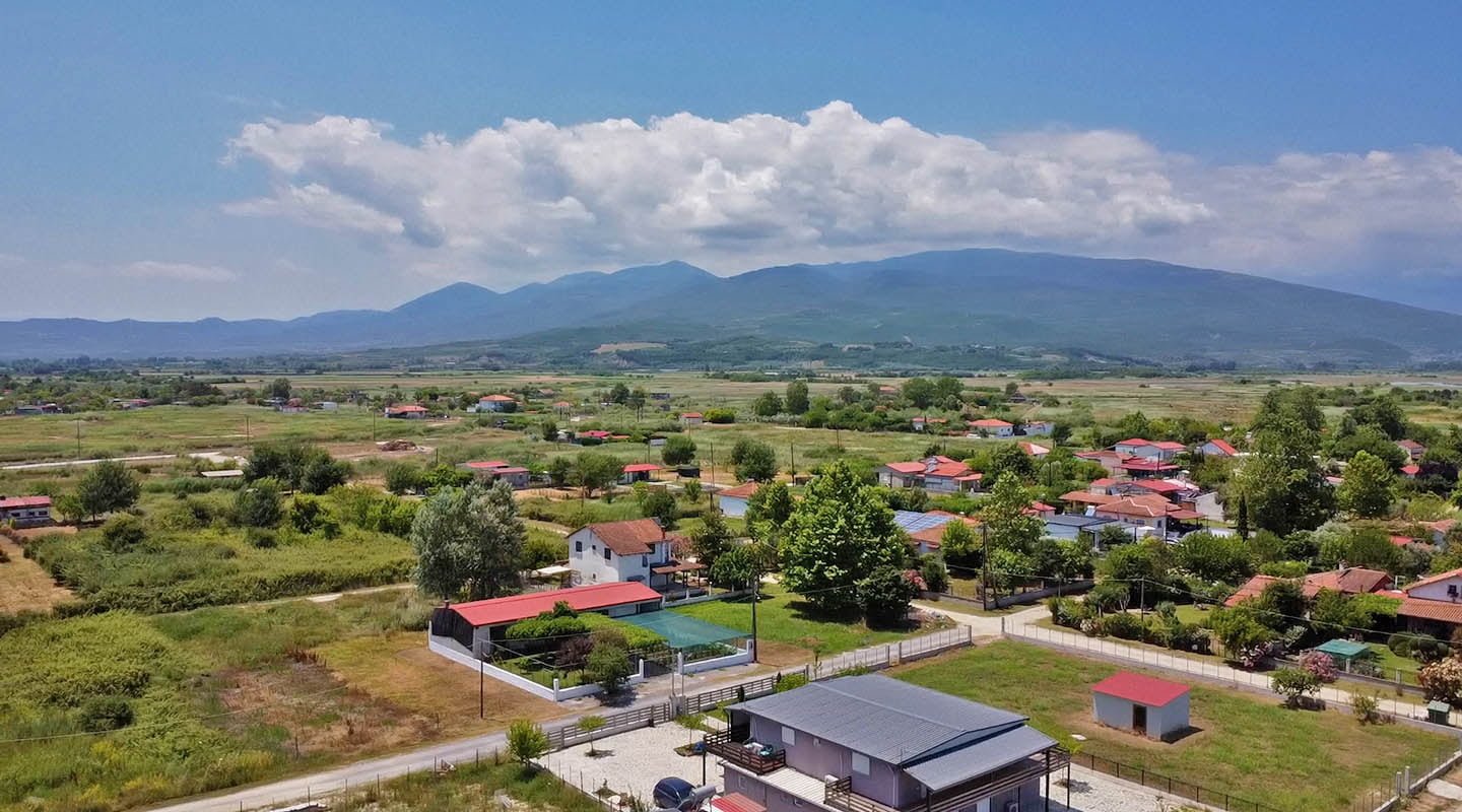 Provatidis μεσιτικά Καστρί Λουτρό θέα από ψιλά στης βουνοκορυφές Ολύμπου