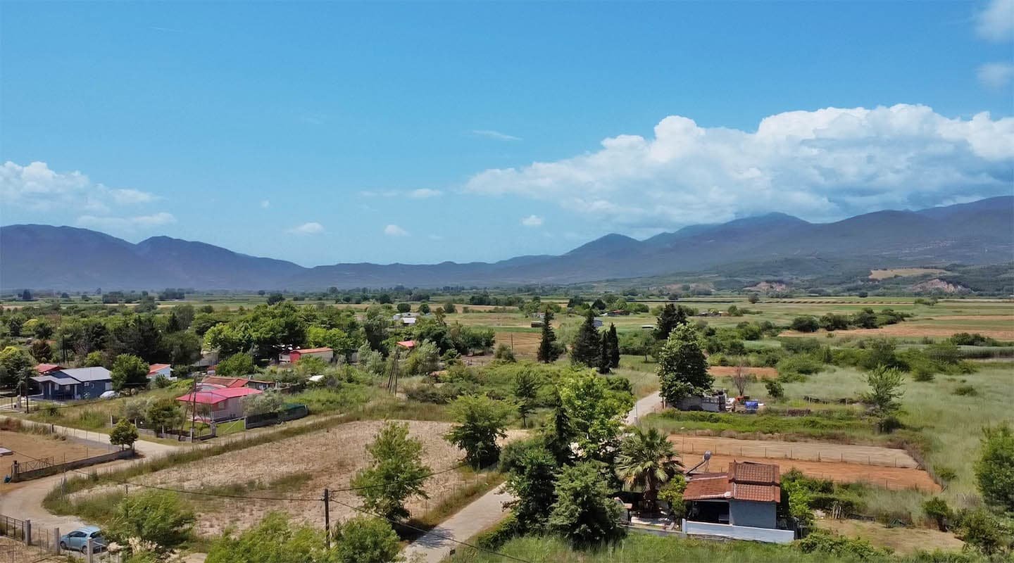 Provatidis real estate Καστρι Λουτρό θέα από αργοτεμάχιο προς το εξωτερικό περίμετρο και βουνοκορυφές Ολύμπου και Κίσαβου