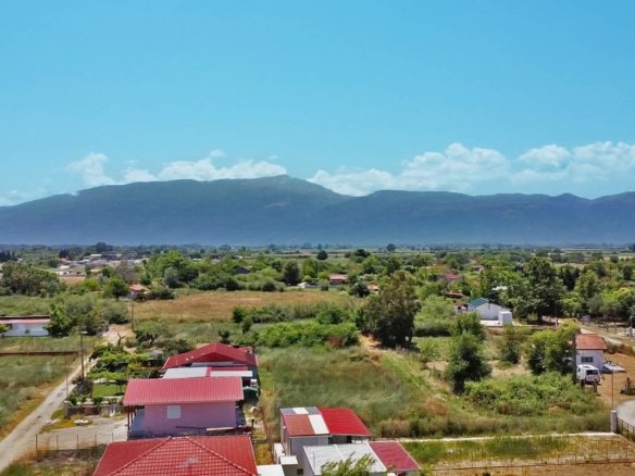 Provatidis real estate Καστρι Λουτρό θέα από αργοτεμάχιο προς το εξωτερικό περίμετρο και βουνοκορυφές Κίσαβου και Ολύμπου