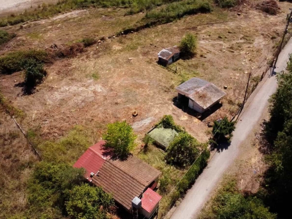 Προβατίδης μεσιτικό Παραθαλάσσιο αγροτεμάχιο στην Γρίτσα θέα από ψιλά, στον δρόμο και στα χτίσματα
