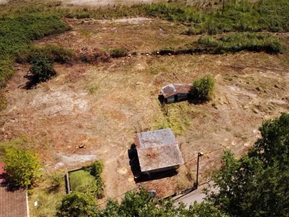Προβατίδης μεσιτικό Παραθαλάσσιο αγροτεμάχιο στην Γρίτσα θέα από ψιλά στα χτίσματα