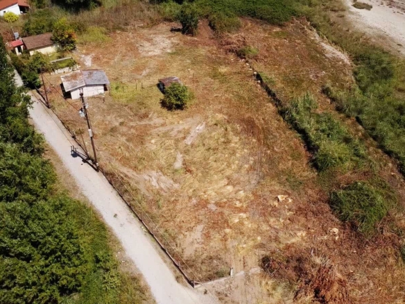 Προβατίδης μεσιτικό Παραθαλάσσιο αγροτεμάχιο στην Γρίτσα θέα από ψιλά στα χτίσματα και χωματόδρομο