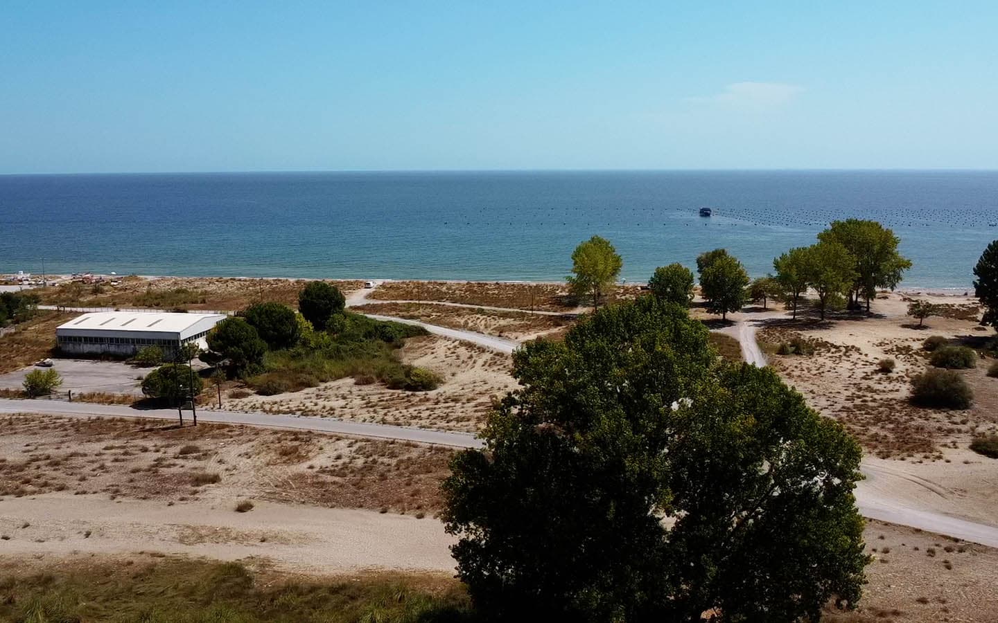 DJI_0014.MP4.00_03_05_58.Still046 copy Προβατίδης μεσιτικό Παραθαλάσσιο αγροτεμάχιο στην Γρίτσα θέα από ψιλά στο ακίνητο και γύρο περιοχή με θάλασσα σε απόσταση μόλις 250 μ