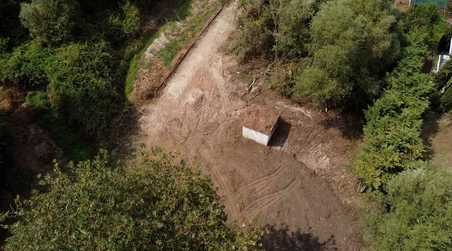 DJI_0963.MP4.00_01_22_53.Still007 copy Προβατίδις μεσιτικά Πώληση παραθαλάσσιον, οικοπέδον και αγροτεμαχίων-Πλάκα Λιτοχώρου-Λεπτοκαρυα-εικόνα από πολύ ψιλά στο αντλιοστάσιο και δέντρα γύρο και δρόμο
