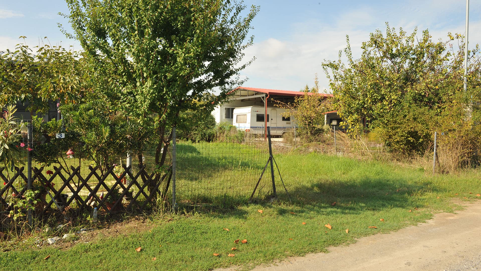DSC_8880-4-parathalasio-agrotemaxio-4 Προβατίδης μεσιτικά παραθαλάσσια οικόπεδα και αγροτεμάχια-θέα οικοπέδου από το δρόμο και διααγώνεια με γειτονική τροχοβίλα και δέντρα με φύση