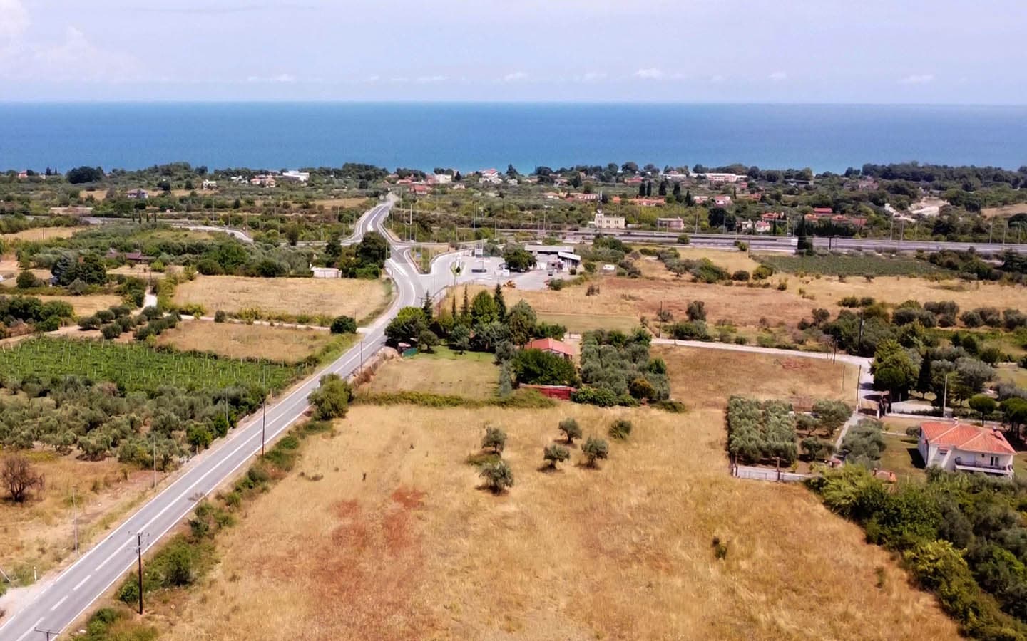 Προβατίδης μεσιτικά παραθαλάσσια οικόπεδα αγροτεμάχια-Οδός Κουτρουμπα και θέα από ψιλά προς ακίνητο και υπέροχη θάλασσα στο βάθος