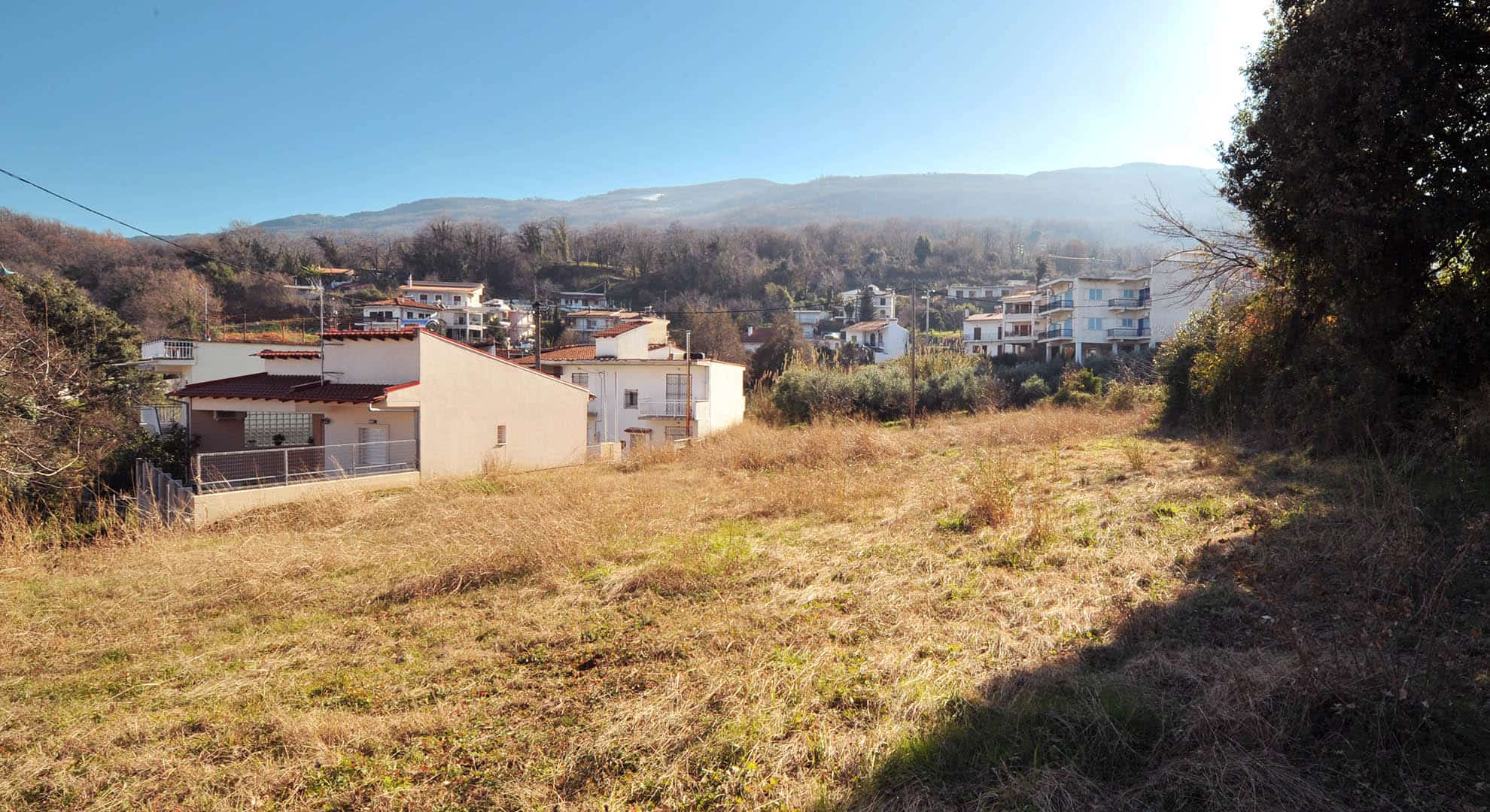 Στόμιο6-Προβατίδης Στάθης Προβατίδης μεσιτικά πώληση παραθαλάσσβν οικοπέδων και αγροτεμαχίων στην Πιερία και θεσσαλία-Στόμιο θέα από ψιλα στο οικόπεδο με άλλες κατοικίες στο βάθος