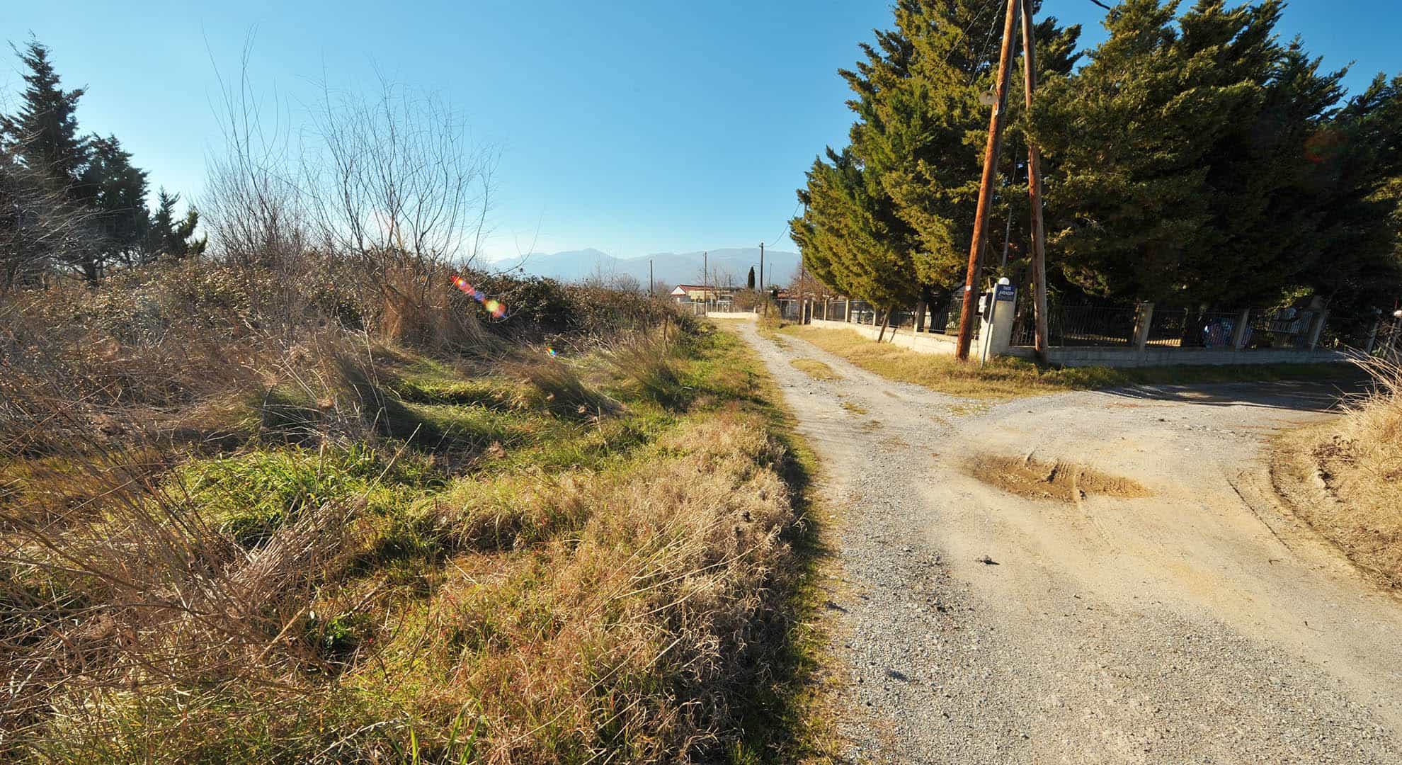 Προβατίδης μεσιτικάπώληση παραθαλάσιων, οικοπέδων και αγροτεμάχιων στην Πιερία και Θεσσαλία-Καστρί Λουτρό αγροτεμάχιο-φωτο από την άσφαλτο προς το αγροτεμάχιο και χαλικοστρωμένο δρόμο