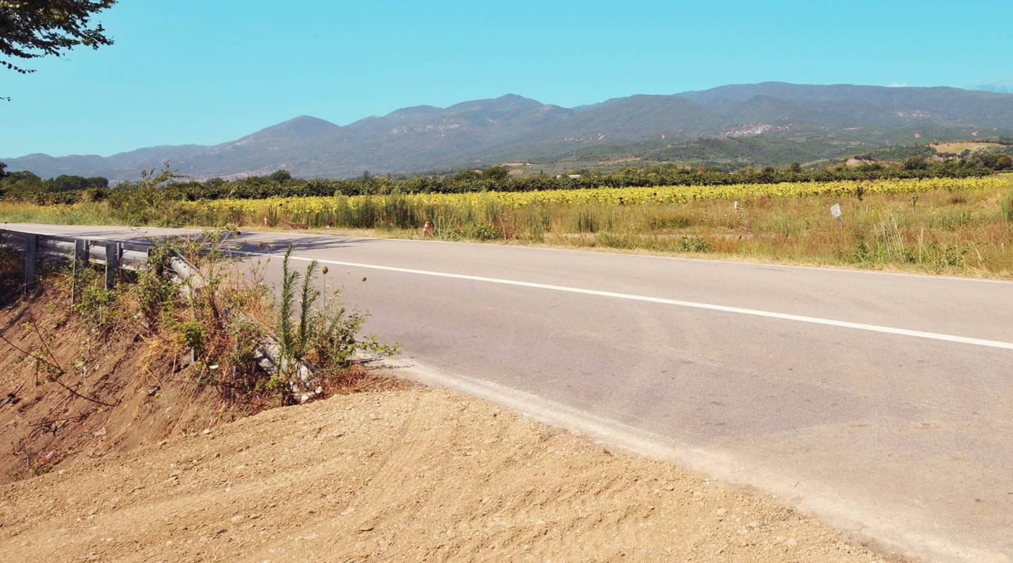 Προβατίδης μεσιτικά παραθαλάσσια οικοπέδα και αγροτεμάχια στην Πιερία και θεσσαλία-φθηνά αγροτεμάχια στο Καστρί Λουτρό Αιγάνης θέα στον δρόμο από την είσοδο