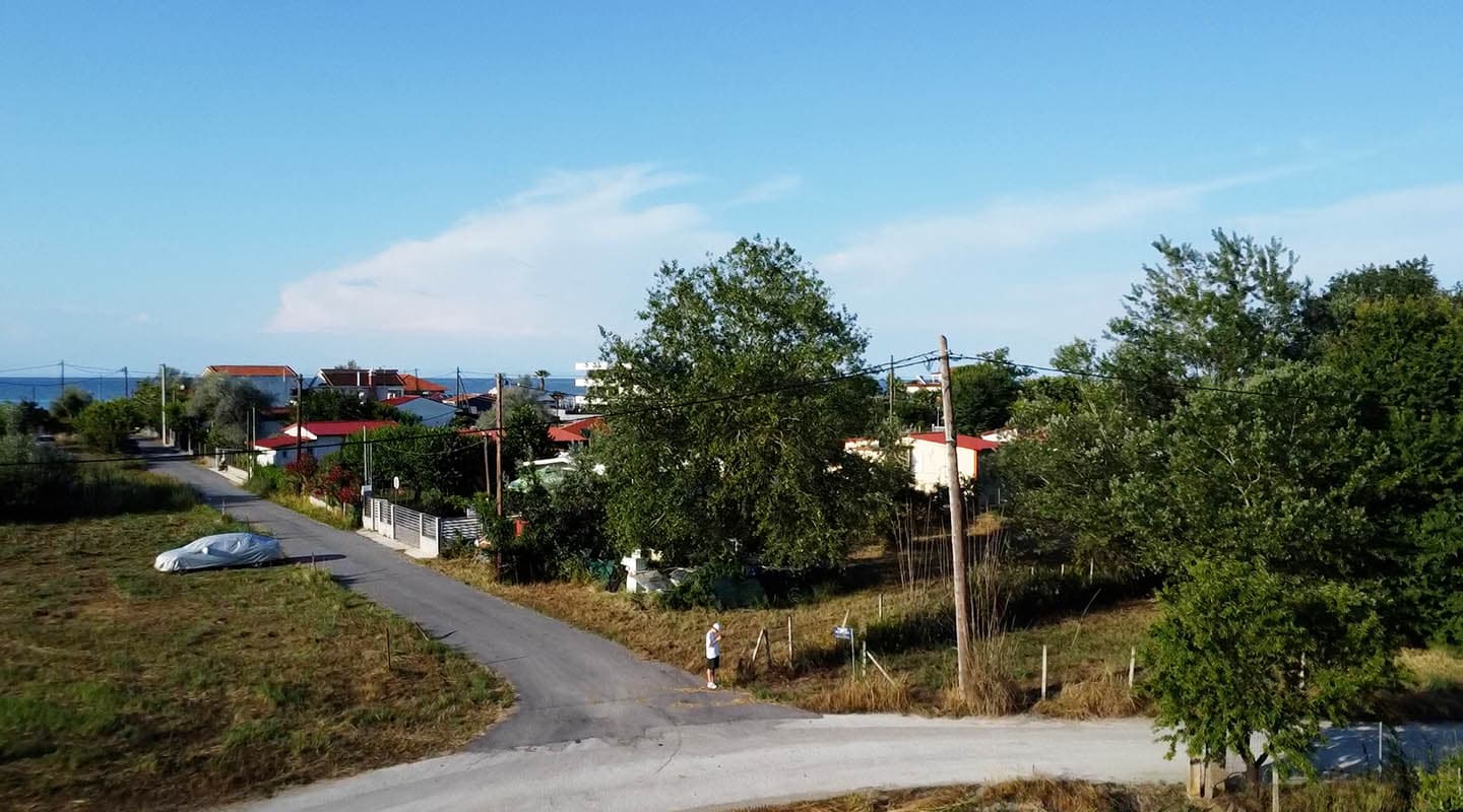 Προβατίδης μεσιτικά παραθαλάσσια ακίνητα,οικόπεδα, αγροτεμάχια, στην Μεσάγκαλα, Καστρί λουτρό, Πλάκα Λιτοχώρου, Σκοτίνα, Λεπτικαρυά και πώληση τροχοβιλών-ακίνητο, αγροτεμάχιο, οικόπεδο στην υπέροχη τοποθεσία. Λήψη στον δρόμο που οδηγεί στηνν θάλασσα
