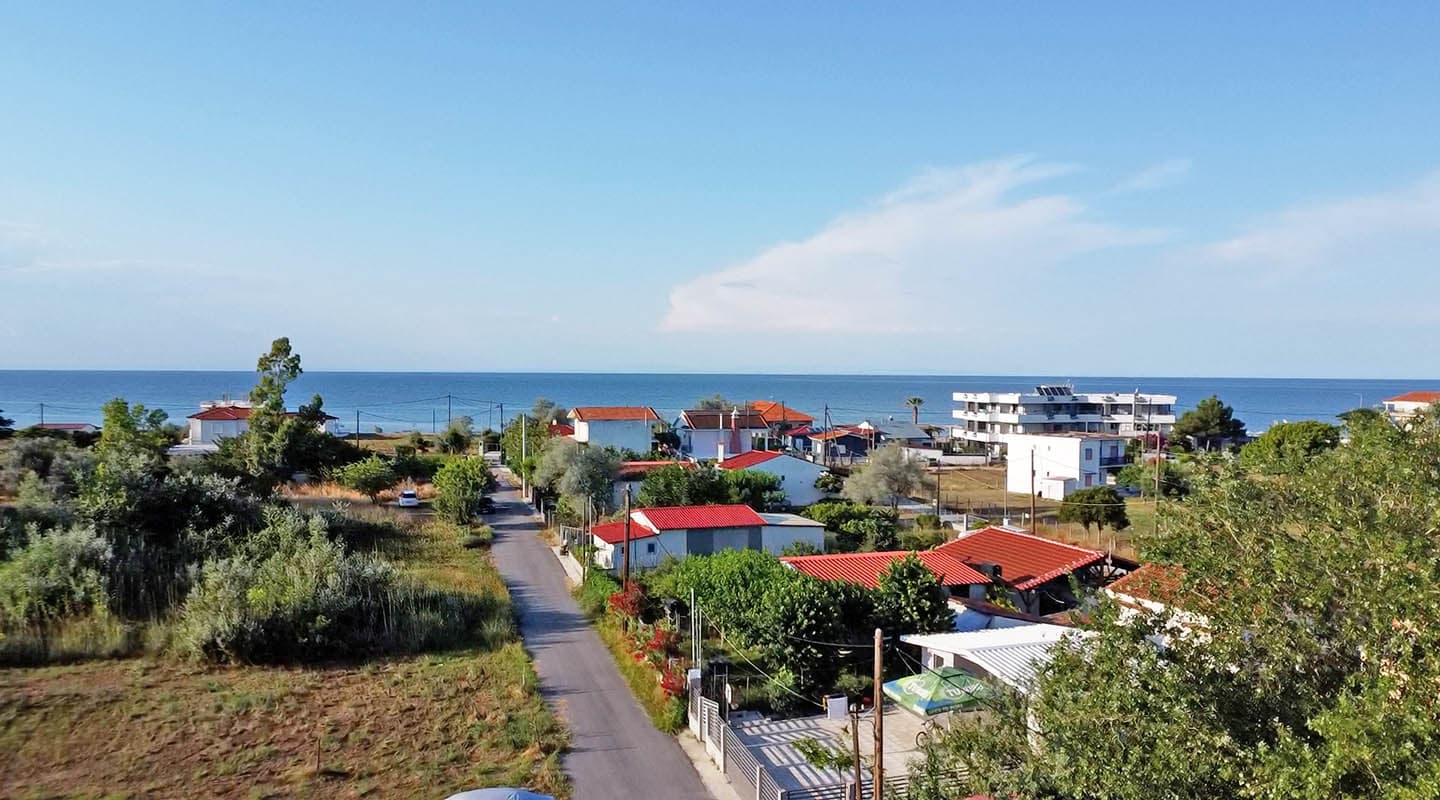 Προβατίδης μεσιτικά παραθαλάσσια ακίνητα,οικόπεδα, αγροτεμάχια, στην Μεσάγκαλα, Καστρί λουτρό, Πλάκα Λιτοχώρου, Σκοτίνα, Λεπτικαρυά και πώληση τροχοβιλών-ακίνητο, αγροτεμάχιο, οικόπεδο στην υπέροχη τοποθεσία. Λήψη από ψιλά στον δρόμο προς την θάλασσα και το ξενοδοχείο Golden Sun