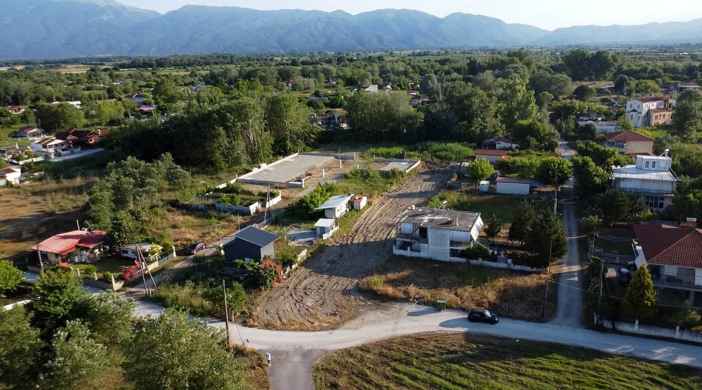 Προβατίδης μεσιτικά παραθαλάσσια ακίνητα,οικόπεδα, αγροτεμάχια, στην Μεσάγκαλα, Καστρί λουτρό, Πλάκα Λιτοχώρου, Σκοτίνα, Λεπτικαρυά και πώληση τροχοβιλών-ακίνητο, αγροτεμάχιο, οικόπεδο στην υπέροχη τοποθεσία. Λήψη από ψιλά στο οικόπεδο, αγροτεμάχιο και δρόμο και καταπράσινη περιοχή γύρο του με θέα στις βουνοκορυφές του Ολύμπου